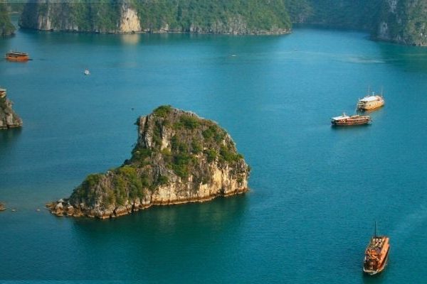 Discover why foreign investors choose to invest in Vietnam 2025. Explore low labor costs, tax incentives, infrastructure growth, and high-return opportunities.
